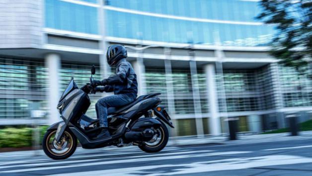 Η Yamaha παρουσίασε στην EICMA 2025 το NMAX 155 Tech MAX 2026, φέρνοντας για πρώ Η Yamaha παρουσίασε στην EICMA 2025 το NMAX 155 Tech MAX 2026, φέρνοντας για πρώτη φορά στη μικρομεσαία κατηγορία scooter την επαναστατική τεχνολογία YECVT (Yamaha Electric Continuously Variable Trans