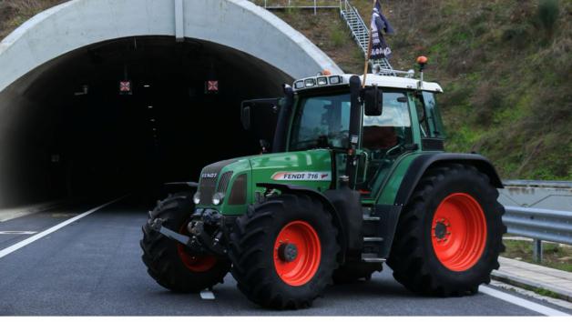 Με αρκετές ώρες ταλαιπωρίας και καθυστερήσεων ήρθαν αντιμέτωποι πολλοί εκδρομείς Με αρκετές ώρες ταλαιπωρίας και καθυστερήσεων ήρθαν αντιμέτωποι πολλοί εκδρομείς που επέστρεφαν μετά τις διακοπές των Χριστουγέννων.