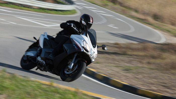 Βασισμένο στο GP800 της Gilera, το Aprilia SRV αποτελεί αυτή τη στιγμή το μεγαλύτερου κυβισμού scooter παραγωγής. 