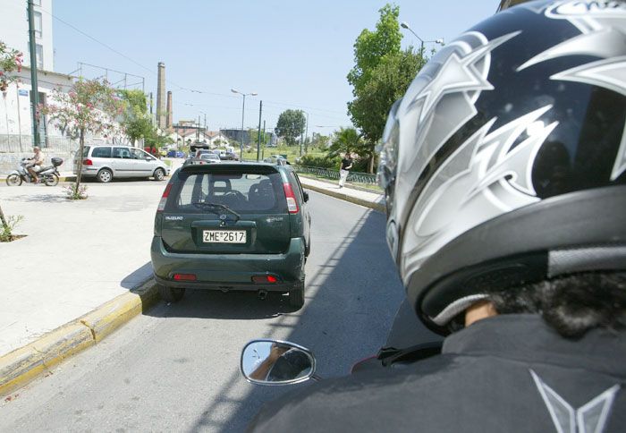 Η μετακίνηση με μοτοσικλέτα εντός πόλεων αποτελεί μία από τις πιο γρήγορες λύσεις, όμως εγκυμονεί σημαντικούς κινδύνους. 