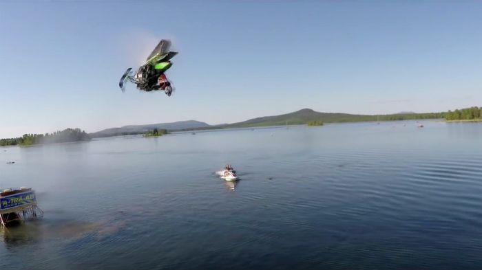 Backflip στο νερό με snowmobile. Να κάτι που δεν είχαμε ξαναδεί.