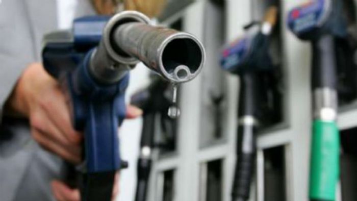 Βαρύ πρόστιμο ύψους 5.000 ευρώ επιβλήθηκε σε πρατήριο καυσίμων στο Περιστέρι, επ Βαρύ πρόστιμο ύψους 5.000 ευρώ επιβλήθηκε σε πρατήριο καυσίμων στο Περιστέρι, επειδή κατά τον έλεγχο που πραγματοποιήθηκε δεν παραδόθηκε δείγμα από βυτιοφόρο, όπως προβλέπει η διαδικασία. Το περιστατι