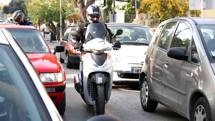 Πάντα σε εγρήγορση κατά την οδήγηση, με σωστό εξοπλισμό, όσο γίνεται με πιο έντονο χρώμα. Οι προσπεράσεις να γίνονται γρήγορα, και προσοχή στα τυφλά σημεία!