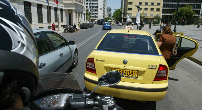 Ένα ταξί μπορεί ανά πάσα στιγμή να σταματήσει και να κάνει δεξιά για να παραλάβει νέα κούρσα. Δείξτε τεράστια προσοχή, όταν το ακολουθείτε.