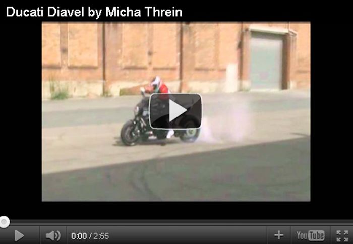 Ο Γερμανός Micha Threin πραγματοποιεί stunts για πρώτη φορά στη σέλα ενός Ducati Diavel.