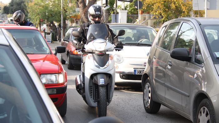 Όταν κινείστε ανάμεσα σε αυτοκίνητα, έχετε το βλέμμα σας στους μπροστινούς τροχούς τους και όχι στους προφυλακτήρες τους.