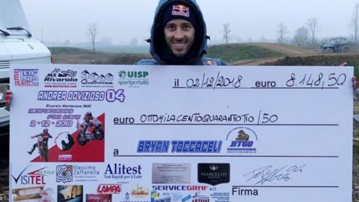 O Andrea Dovizioso με την πινακίδα-επιταγή, για το ποσόν που δώρισε. 