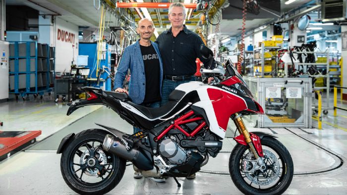 Ο Claudio Domenicali, επικεφαλής της Ducati (αριστερά) παρέδωσε την Multistrada Centomile στον ιδιοκτήτη της, Dave Hayard. 