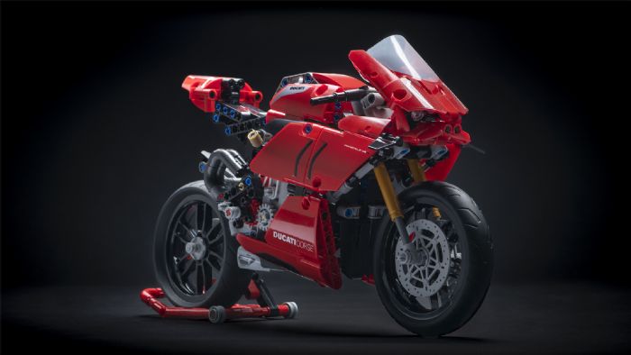 Μία Ducati Panigale V4R σε έκδοση...Lego