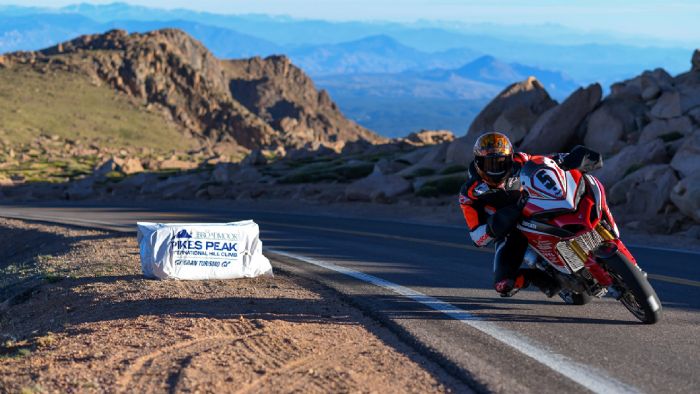 Ο Carlin Dunne εν δράσει, στην ανάβαση της Pikes Peak. 