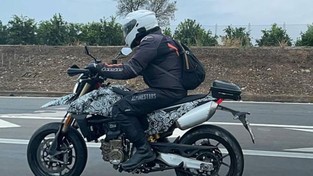 Η νέα μονοκύλινδρη Ducati...πιάστηκε στο δρόμο