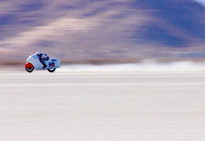 Στην αποξηραμένη λίμνη El Mirage των ΗΠΑ, η ηλεκτρική μοτοσικλέτα της Lighting Motorcycles είναι πλέον το απόλυτο αφεντικό στις μοτοσικλέτες παραγωγής.