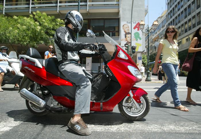 Στο φανάρι δείχνουμε ιδιαίτερη προσοχή και σεβασμό στους πεζούς.