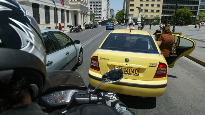 Ένα ταξί μπορεί ανά πάσα στιγμή να σταματήσει και να κάνει δεξιά για να παραλάβει νέα κούρσα. Μεγάλη προσοχή, όταν το ακολουθείτε.