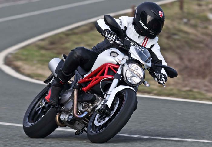 Το Ducati Monster 796 διατίθεται και σε έκδοση με ABS, η οποία κοστίζει 10.990 ευρώ.
