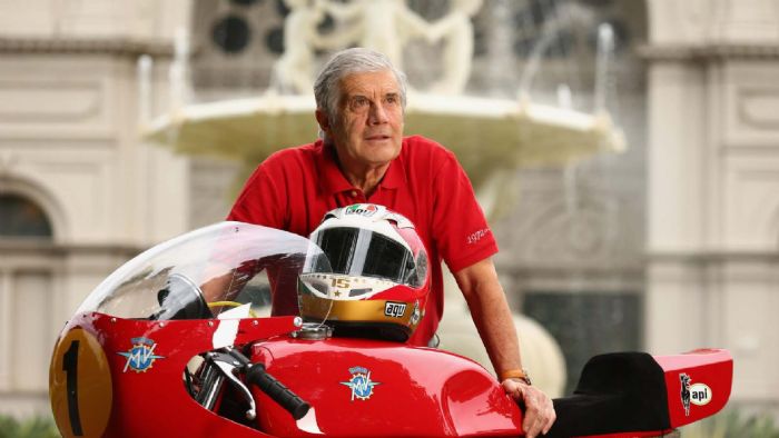 O Giacomo Agostini μπροστά σε μία από τις  αγωνιστικές μοτοσυκλέτες του. 