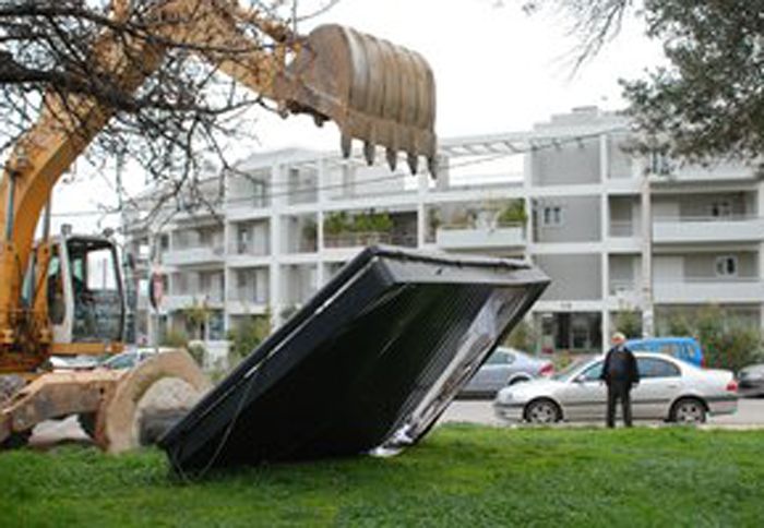 Το υπουργείο Εσωτερικών θα επιβάλλει υψηλά πρόστιμα σε όσες εταιρείες τοποθετούν αφίσες ή πανό σε μη καθορισμένους χώρους.