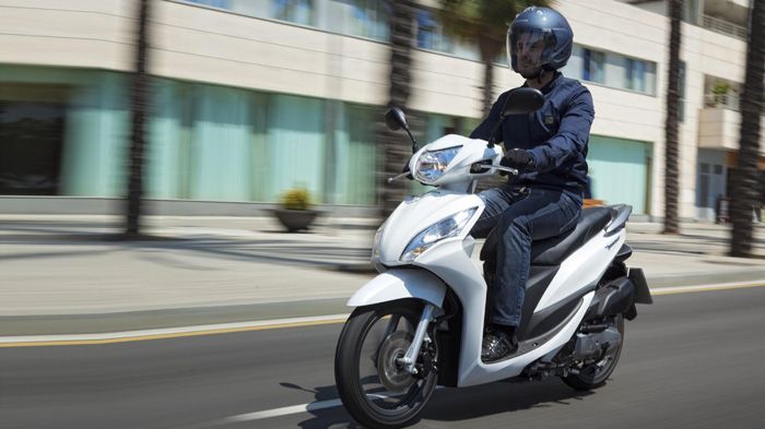 Το Honda Vision είναι ένα οικονομικό scooter 110 κ.εκ. με μεγάλους τροχούς και φιλική συμπεριφορά. 