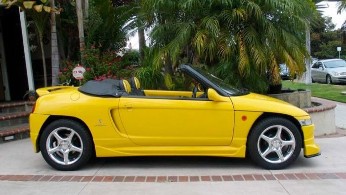 To πειραγμένο Honda Beat με φωτό από την εγκατάσταση του νέου κινητήρα στα σωθικά του. 