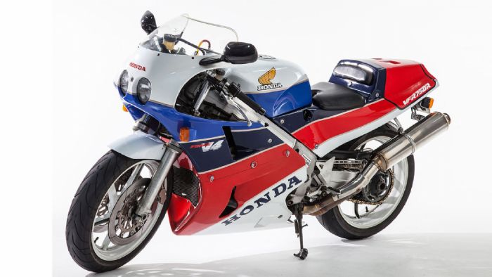 Μία από τις 3.000 Honda RC30. Τα ήπια χρώματά της και η μη χρήση εντυπωσιακών γραφικών ήταν συνειδητή επιλογή της εταιρείας. 