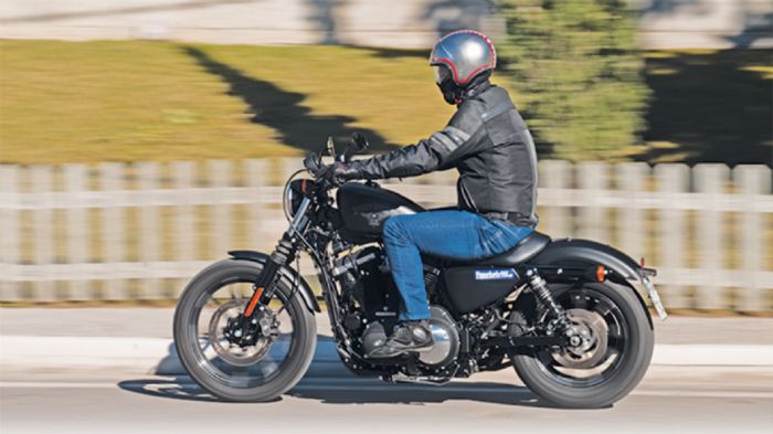 Το Sportster 883 Iron υπόσχεται απολαυστικές καθημερινές μετακινήσεις με την μοναδική ταυτότητα του να ξεχωρίζει.