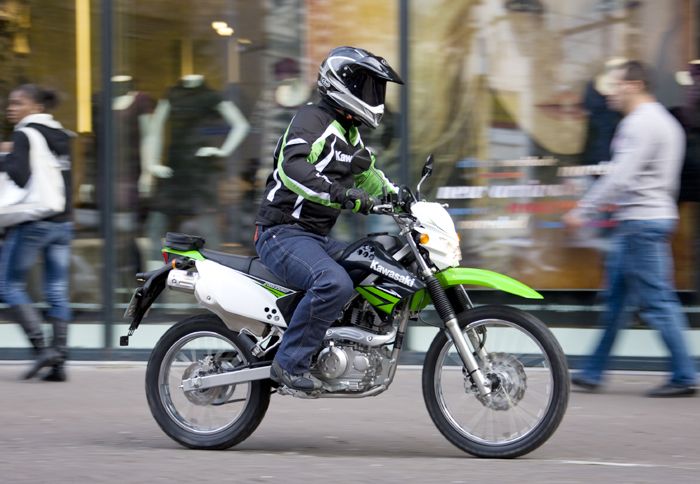 Το Kawasaki ΚLX θα μπορούσε άνετα να χαρακτηριστεί το δίδυμο αδερφάκι του D-Tracker, χάρη στα πολλά κοινά χαρακτηριστικά τους.
