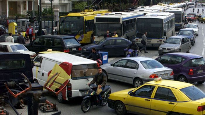 H οδήγηση σε συνθήκες κίνησης κρύβει δεκάδες κινδύνους, τους οποίους θα πρέπει να προβλέπει ο μοτοσικλετιστής και να μη χαλαρώνει ούτε λεπτό! 