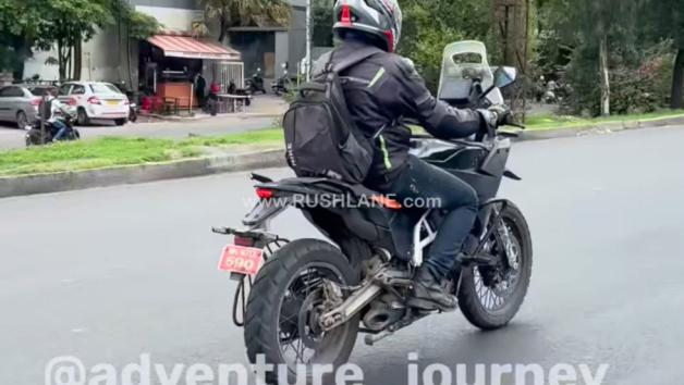 KTM 390 Adventure: Κατασκοπευτικές Φωτογραφίες και Λεπτομέρειες για το μοντέλο του 2025