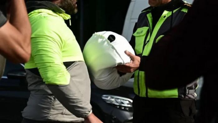 Η εικόνα είναι γνώριμη: αστυνομικοί της Τροχαίας στα φανάρια, αναβάτες χωρίς κρά Η εικόνα είναι γνώριμη: αστυνομικοί της Τροχαίας στα φανάρια, αναβάτες χωρίς κράνος, μπλοκάκι που ανοίγει. Μόνο που αυτή τη φορά, μαζί με την κλήση, υπήρχε και ένα… δώρο.