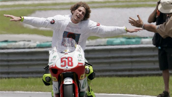 O Marco Simoncelli σε ένα χαρακτηριστικό ενσταντανέ του.