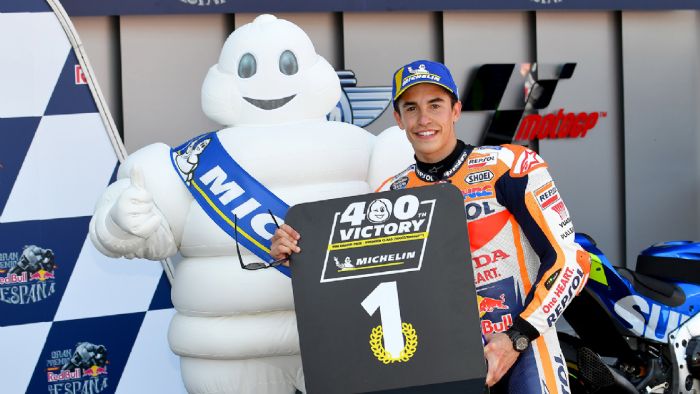 Ο Marc Marquez στην κατάλληλη αναμνηστική φωτογραφία με τον...κύριο Michelin! 