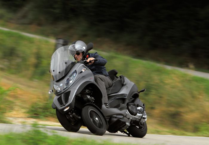 Η σειρά των Piaggio MP3 ήταν η πρώτη που χρησιμoποίησε τους δύο ανεξάρτητους τροχούς μπροστά. 