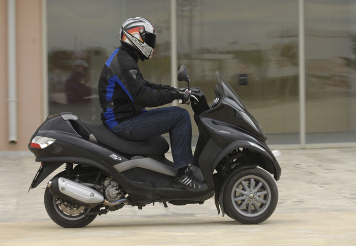 Οδηγούμε το πρωτοποριακό Piaggio MP3!