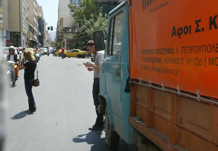 Όταν ένα ογκώδες όχημα (φορτηγό, λεωφορείο) βρίσκεται σταθμευμένο δεξιά, έχετε πάντα το νου σας για «κρυμμένους» πεζούς.