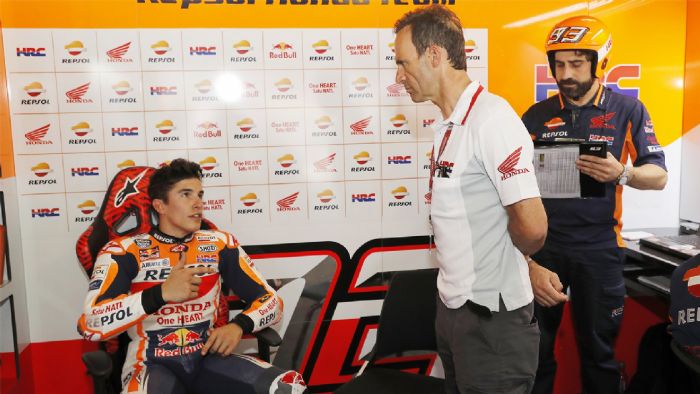 Ο Alberto Puig (στο κέντρο), μαζί με τους Marc Marquez και Santi Hernandez. 