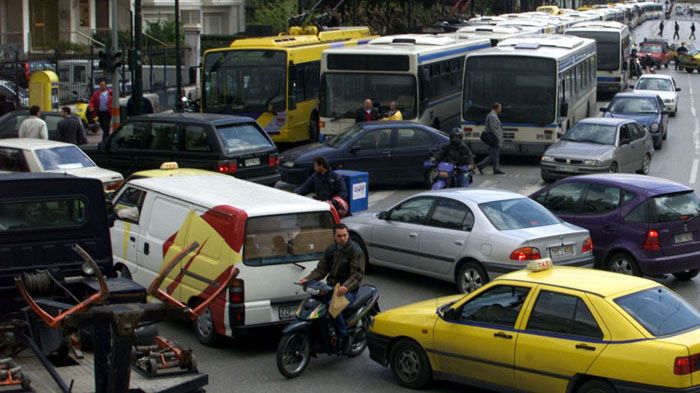 H οδήγηση σε πυκνή κίνηση πρέπει να είναι πάντα αμυντική και ο αναβάτης να είναι 100% συγκεντρωμένος. 