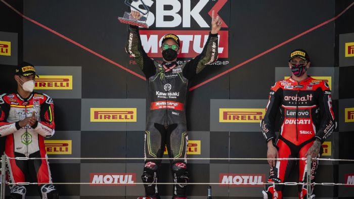 O Jonathan Rea στον βάθρο, με τους Michael Ruben Rinaldi (αριστερά) και Scott Redding (δεξιά). 