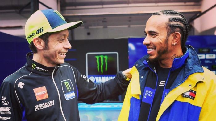 O Valentino Rossi (αριστερά) μαζί με τον Lewis Hamilton. 