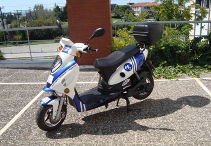 Η τροφοδοσία του scooter θα γίνεται με υδρογόνο που παράγεται στο ΕΚΕΤΑ, σε ειδικά κατασκευασμένη μονάδα, με ανανεώσιμο τρόπο, από νερό και ήλιο. 