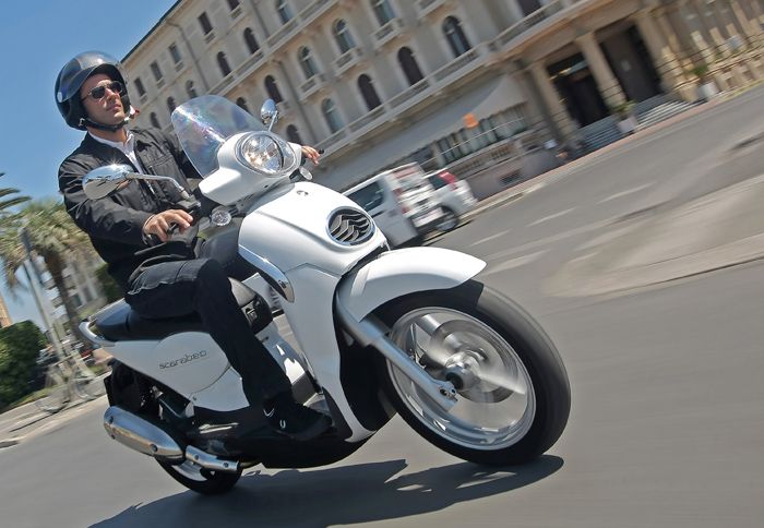 Το Aprilia Scarabeo θα κινηθεί με ευελιξία στο δρόμο και δε θα προβληματιστεί από την πυκνή κίνηση.