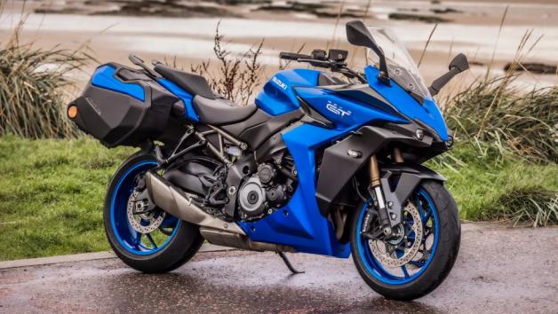 Νέοι χρωματισμοί έρχονται το 2024 για τα Suzuki GSX-S 1000GT και GSX-R 1000