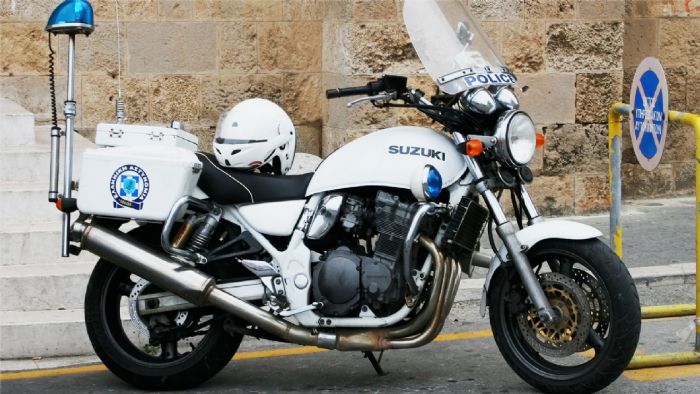 H Suzuki GSX750P στην... υπηρεσιακή της αμφίεση. 