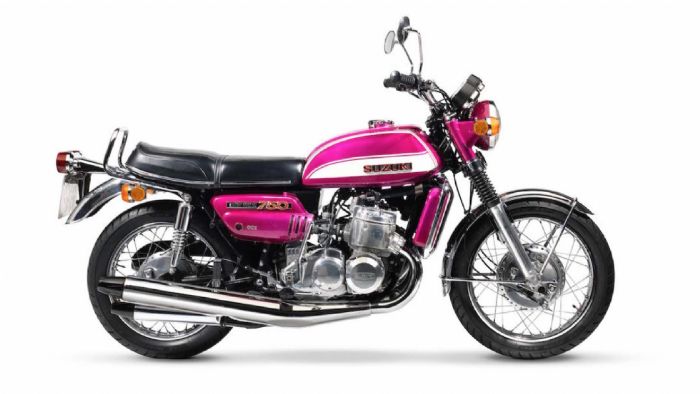 Η Suzuki GT 750 σε ένα από τα πλέον χαρακτηριστικά της χρώματα: Το βαθύ ροζ. 