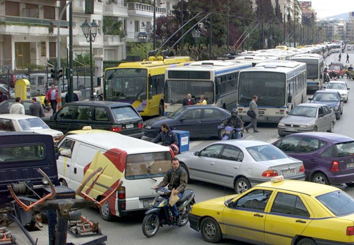 Εκμεταλλευτείτε το γεγονός ότι κάθεστε ψηλότερα από τους οδηγούς αυτοκινήτων και βλέπετε πιο μακριά.