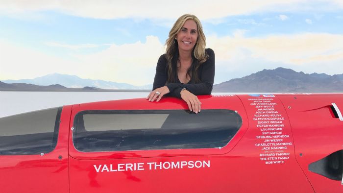 Η Valerie Thompson μπροστά στην ειδικά κατασκευασμένη μοτοσυκλέτα της