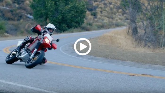 Αναβάτης supermoto κάνει «παραγωγή» στο Mullholland