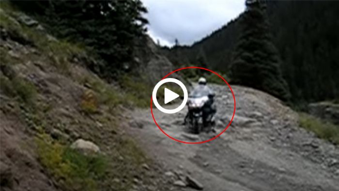 VIDEO: Αναβάτης Goldwing περνάει το «απέραστο»!