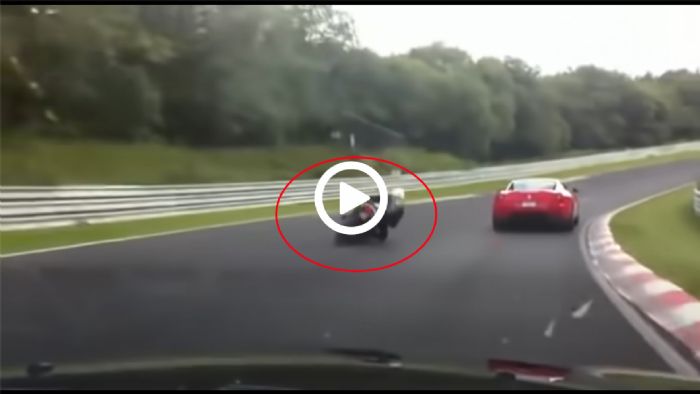 VIDEO: «Δικαστής» μοτοσυκλετιστής περνά Ferrari στο Nurburging