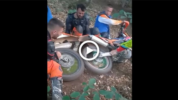 VIDEO: Πως βάζεις μπροστά μια enduro, με... μία άλλη enduro! 