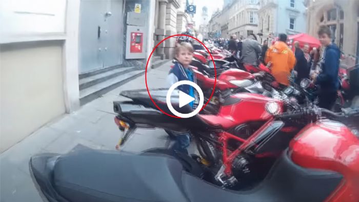 VIDEO: Πατέρας Ducatisti κατσαδιάζει γιο που του την ακούμπησε!